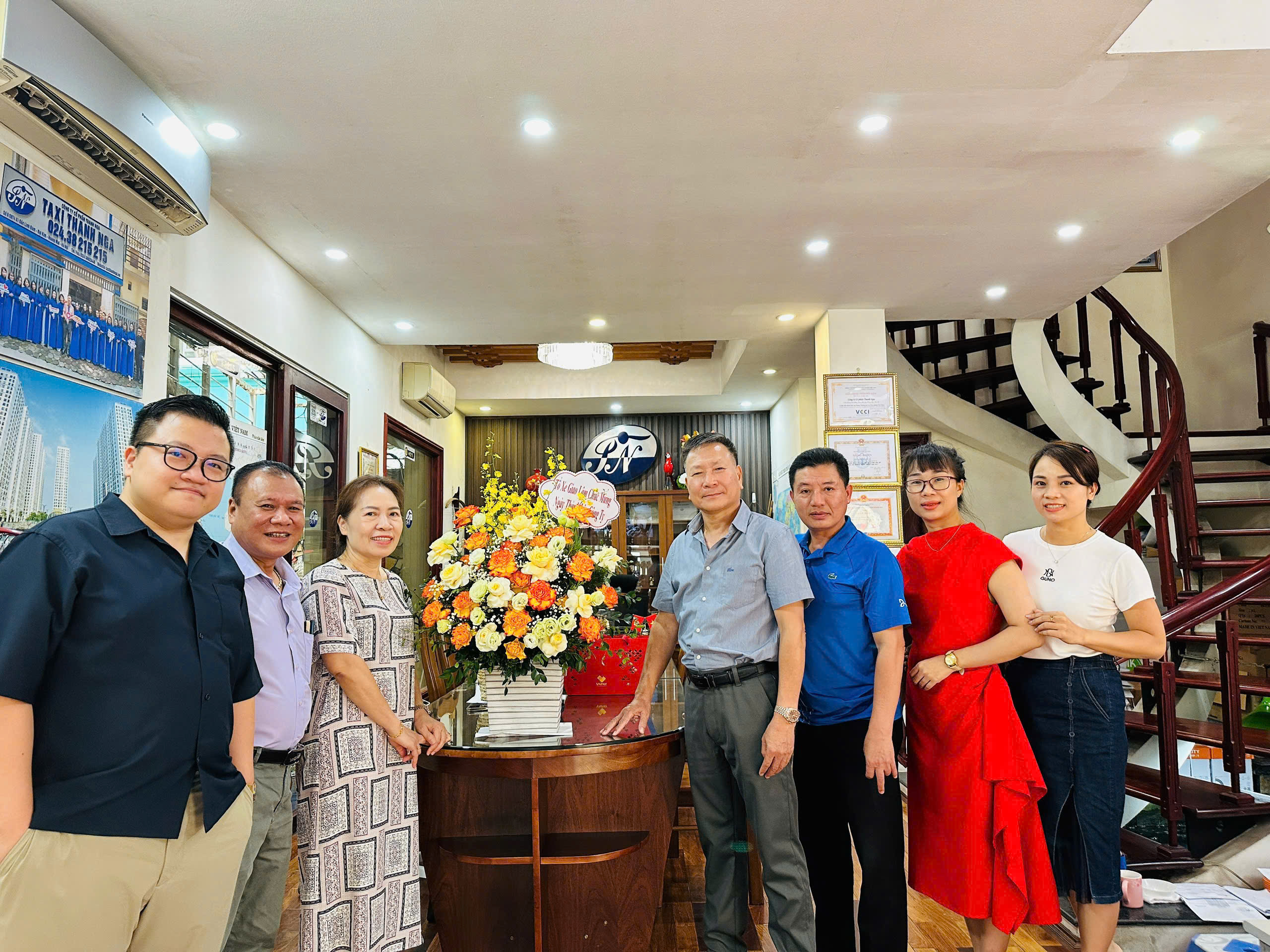 Ban lãnh đạo công ty Taxi Thanh Nga chụp ảnh cùng đại diện tổ xe Gia Lâm, Hà Nội